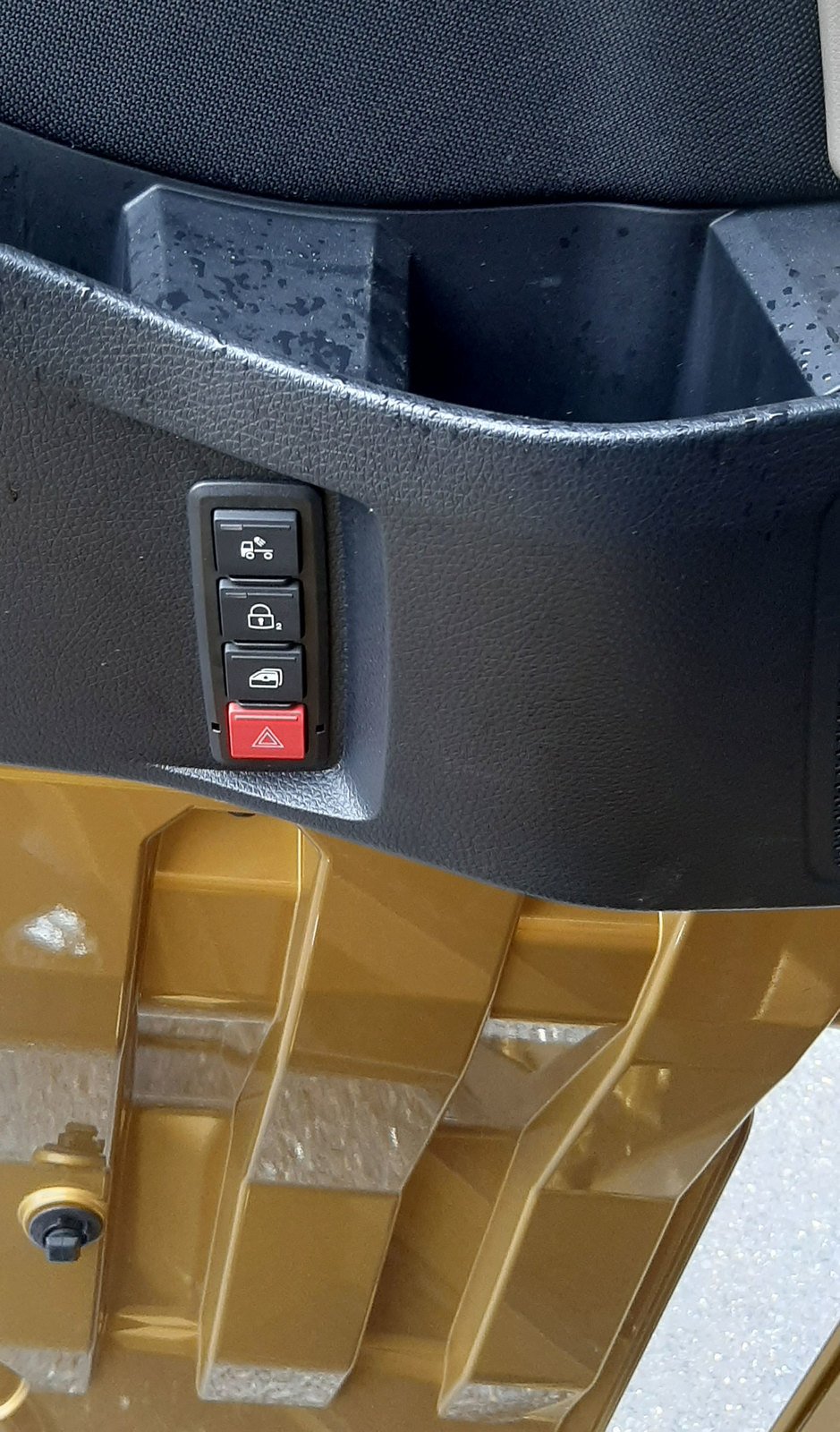 Tlačítka v dolní části dveří řidiče lze objednat s různými funkcemi