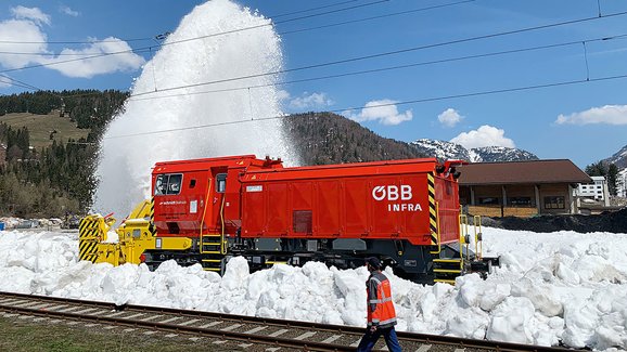 MAN Engines dodal vznětové V12 s výkonem 2200 koní pro železniční sněhovou frézu