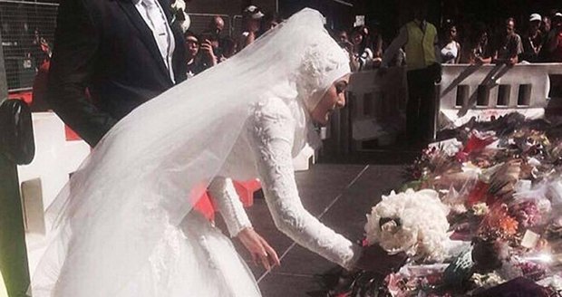 Dojemné foto: Muslimská nevěsta položila svatební kytici k pomníku obětem teroru v Sydney!