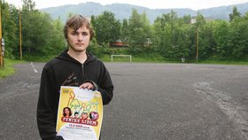 Robinovi Suchánkovi zůstal po nepodařeném koncertě plakát a vzpomínky na prázdné hřiště. Nezatrpkl ani nerezignoval. V charitě bude pokračovat, jen opatrněji.