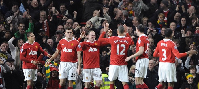 Radující se fotbalisté Manchesteru United.