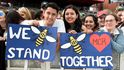 V britském Manchesteru, který se stal terčem teroristického útoku, se v neděli sešlo přes 50 000 lidí na charitativním koncertě americké zpěvačky Ariany Grandeové