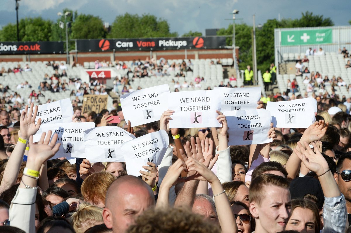 V britském Manchesteru, který se stal terčem teroristického útoku, se v neděli sešlo přes 50 000 lidí na charitativním koncertě americké zpěvačky Ariany Grandeové