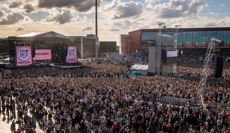 V britském Manchesteru, který se stal terčem teroristického útoku, se v neděli sešlo přes 50 000 lidí na charitativním koncertě americké zpěvačky Ariany Grandeové.