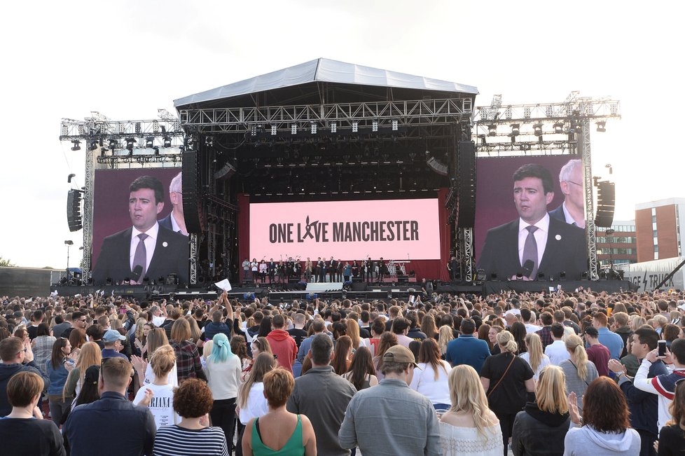 V britském Manchesteru, který se stal terčem teroristického útoku, se v neděli sešlo přes 50 000 lidí na charitativním koncertě americké zpěvačky Ariany Grandeové