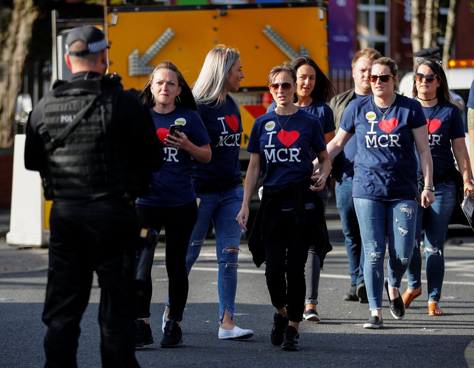 V britském Manchesteru, který se stal terčem teroristického útoku, se v neděli sešlo přes 50 000 lidí na charitativním koncertě americké zpěvačky Ariany Grandeové.