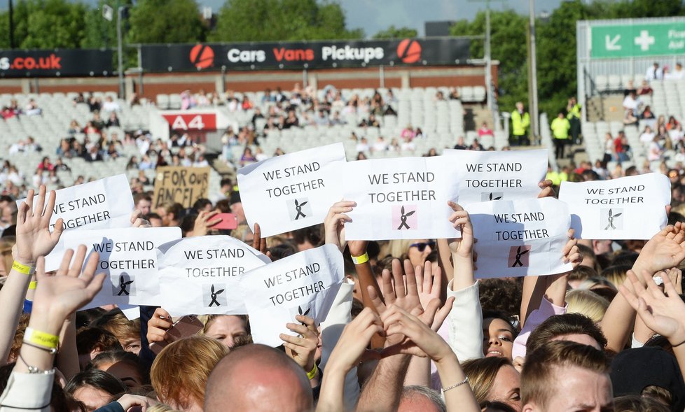 V britském Manchesteru, který se stal terčem teroristického útoku, se v neděli sešlo přes 50 000 lidí na charitativním koncertě americké zpěvačky Ariany Grandeové