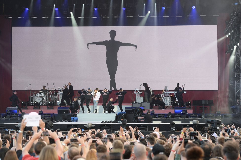 V britském Manchesteru, který se stal terčem teroristického útoku, se v neděli sešlo přes 50 000 lidí na charitativním koncertě americké zpěvačky Ariany Grandeové