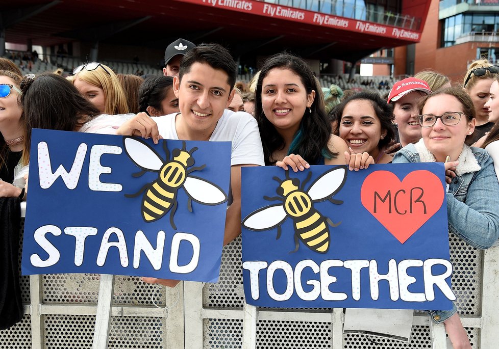 V britském Manchesteru, který se stal terčem teroristického útoku, se v neděli sešlo přes 50 000 lidí na charitativním koncertě americké zpěvačky Ariany Grandeové