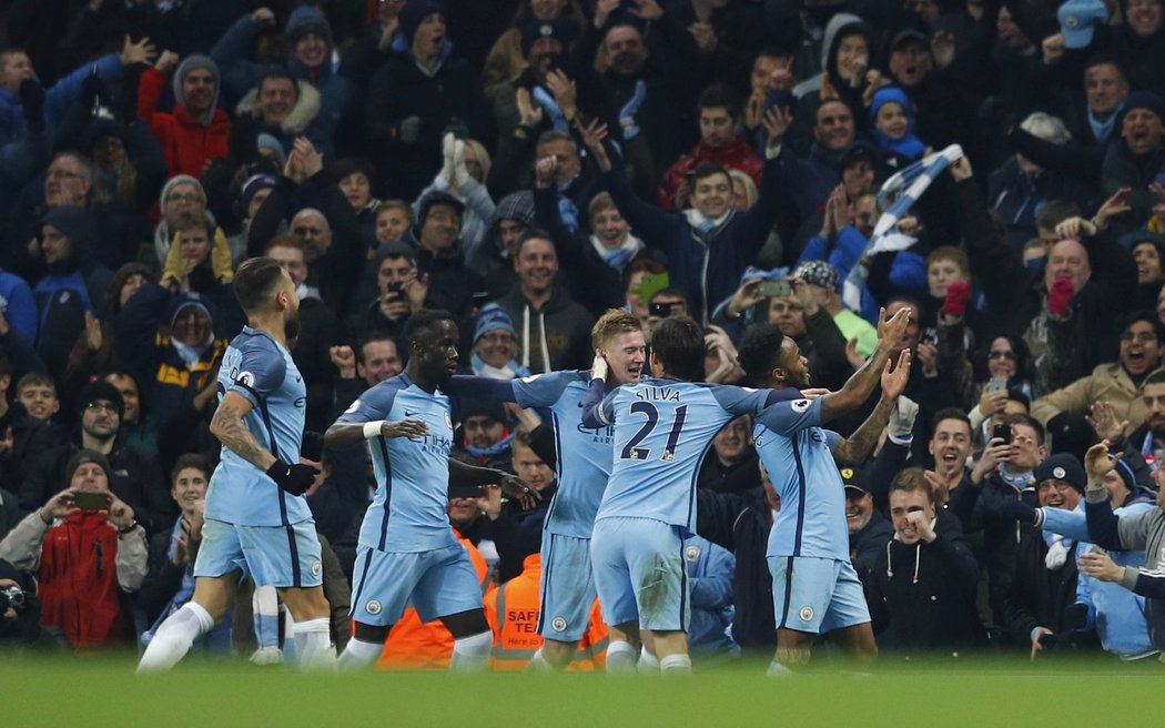 Fotbalisté Manchesteru City slaví gól proti Arsenalu