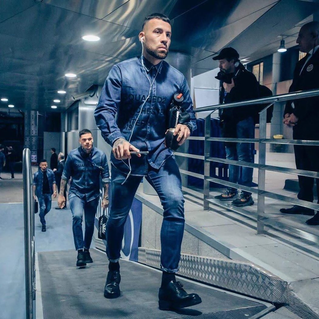 Džínové modely od Dsquared2 navržené pro Manchester City budí na sociálních sítích rozpaky