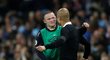 Útočník Evertonu Wayne Rooney a trenér Manchesteru City Pep Guardiola po zápase
