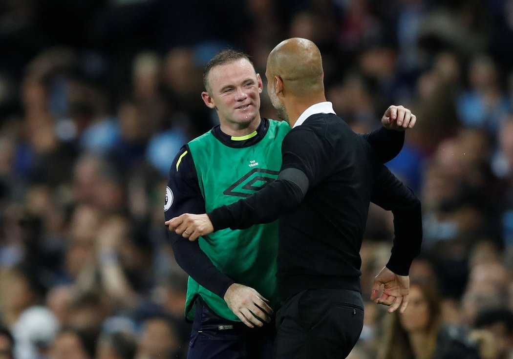 Útočník Evertonu Wayne Rooney a trenér Manchesteru City Pep Guardiola po zápase