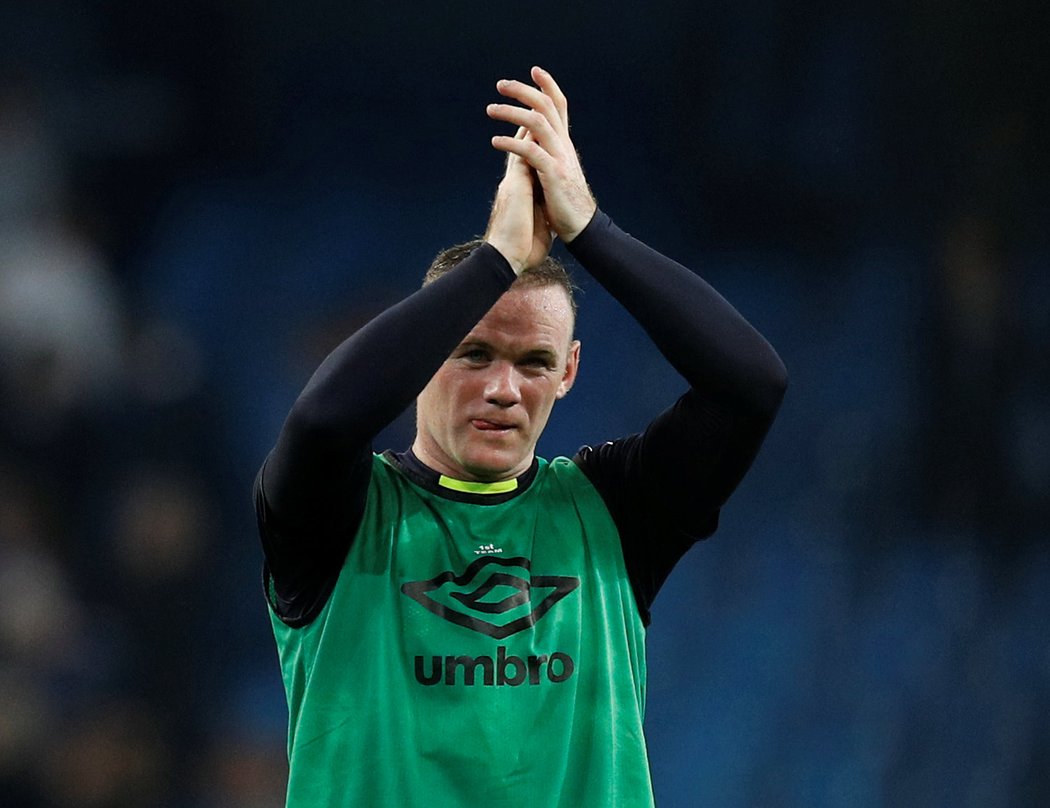 Útočník Evertonu Wayne Rooney děkuje fanouškům