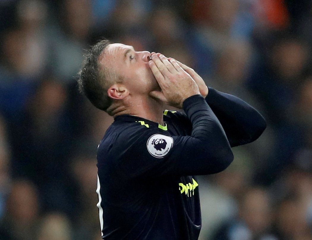 Útočník Evertonu Wayne Rooney slaví gól do sítě Manchesteru City