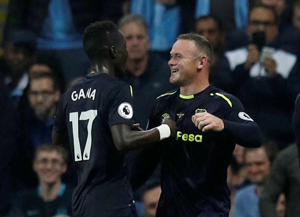 Útočník Evertonu Wayne Rooney slaví gól do sítě Manchesteru City