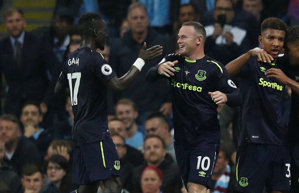 Útočník Evertonu Wayne Rooney slaví gól do sítě Manchesteru City