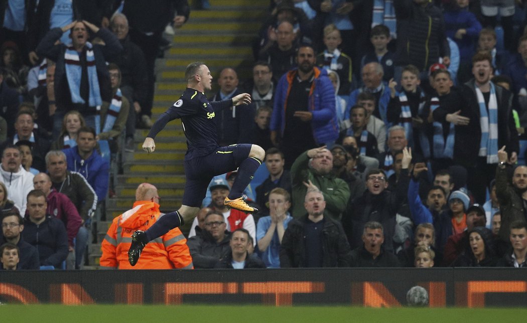 Útočník Evertonu Wayne Rooney slaví gól do sítě Manchesteru City