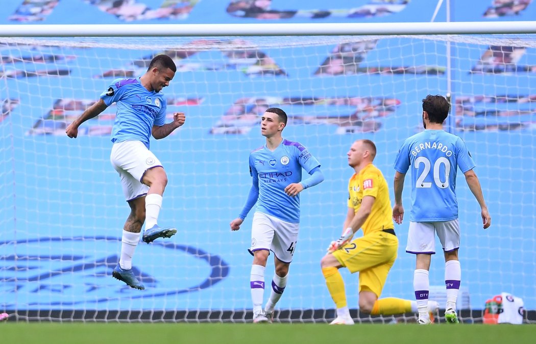 Gabriel Jesus (vlevo) se raduje ze vstřelené branky do sítě Bournemouthu