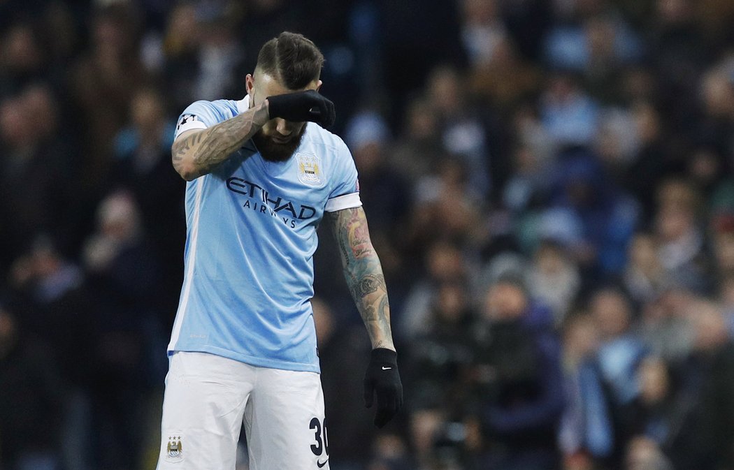 Stoper Manchesteru City Nicolas Otamendi se v duelu s Dynamem Kyjev zranil