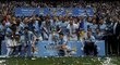 Slavící fotbalisté Manchesteru City po zisku mistrovského titulu