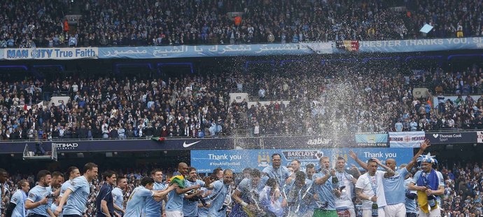 Slavící fotbalisté Manchesteru City po zisku mistrovského titulu