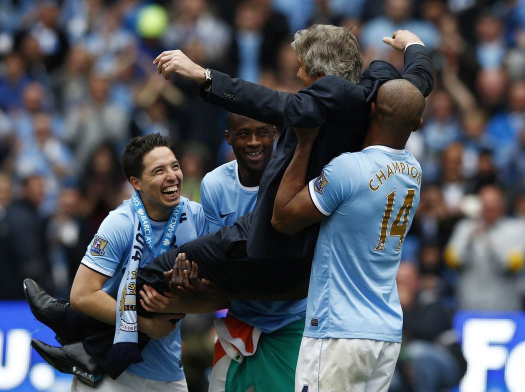 Hráči Manchesteru City poslal do vzduchu svého trenéra Manuela Pellegriniho.