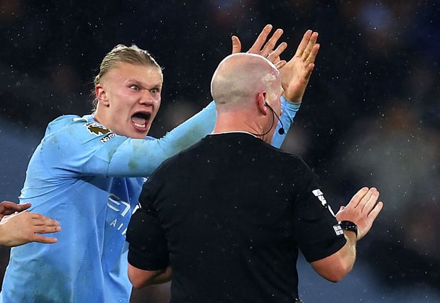 Hráči Manchesteru City v čele s Erlingem Haalandem protestují proti výroku Simona Hoopera, který ukončil ponechanou výhodu během přihrávky na Jacka Grealishe za obranu Hráči Manchesteru City v čele s Erlingem Haalandem protestují proti výroku Simona Hoopera, který ukončil ponechanou výhodu během přihrávky na Jacka Grealishe za obranu