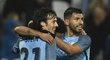 Hvězdy Manchesteru City Sergio Agüero a David Silva slaví gól do sítě West Hamu