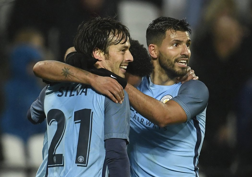 Hvězdy Manchesteru City Sergio Agüero a David Silva slaví gól do sítě West Hamu