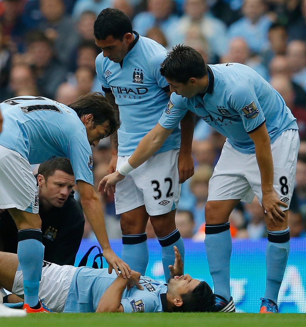 Sergio Agüero bude chybět Manchesteru City minimálně měsíc.