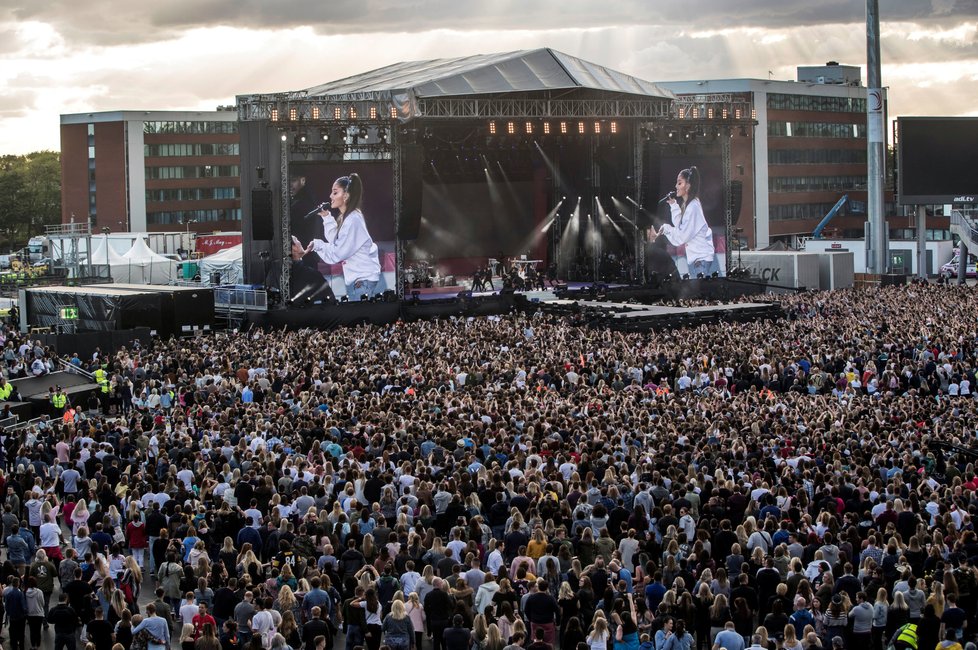 V britském Manchesteru, který se stal terčem teroristického útoku, se v neděli sešlo přes 50 000 lidí na charitativním koncertě americké zpěvačky Ariany Grandeové.