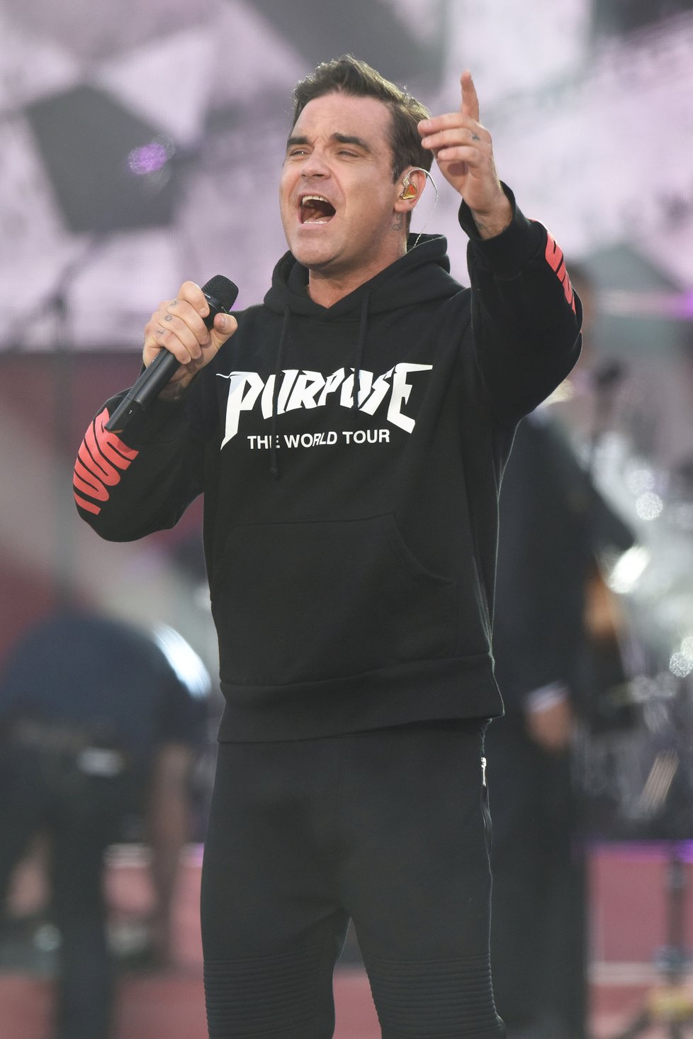 Další z účinkujících Robbie Williams vybral jako poctu obětem píseň Strong.