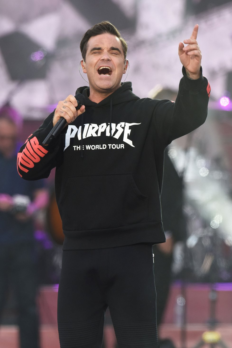 Další z účinkujících Robbie Williams vybral jako poctu obětem píseň Strong.