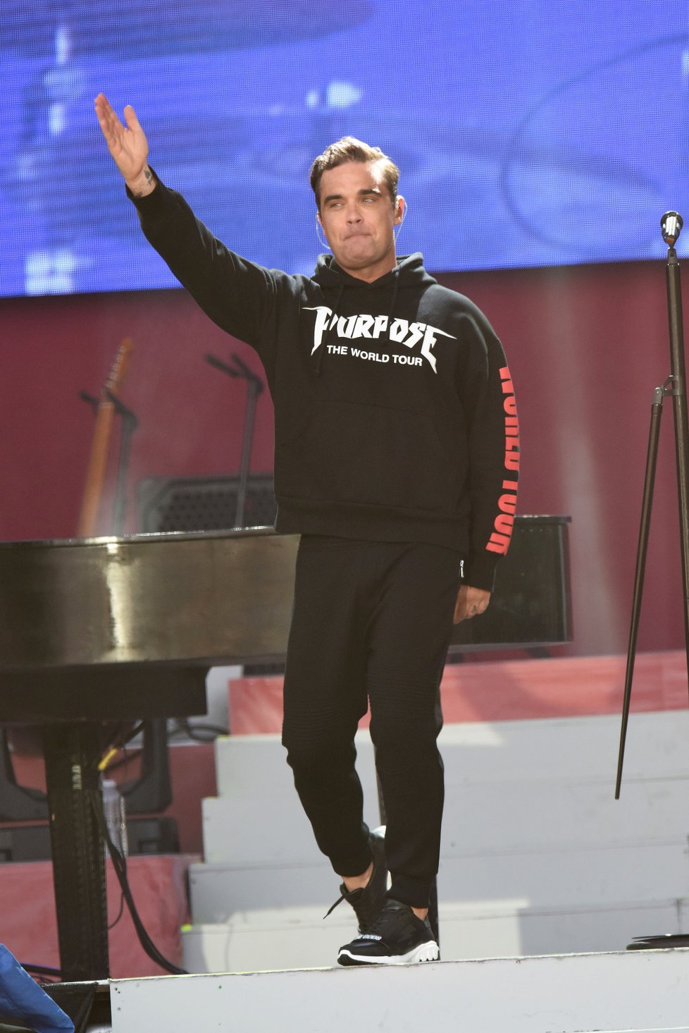 Další z účinkujících Robbie Williams vybral jako poctu obětem píseň Strong.