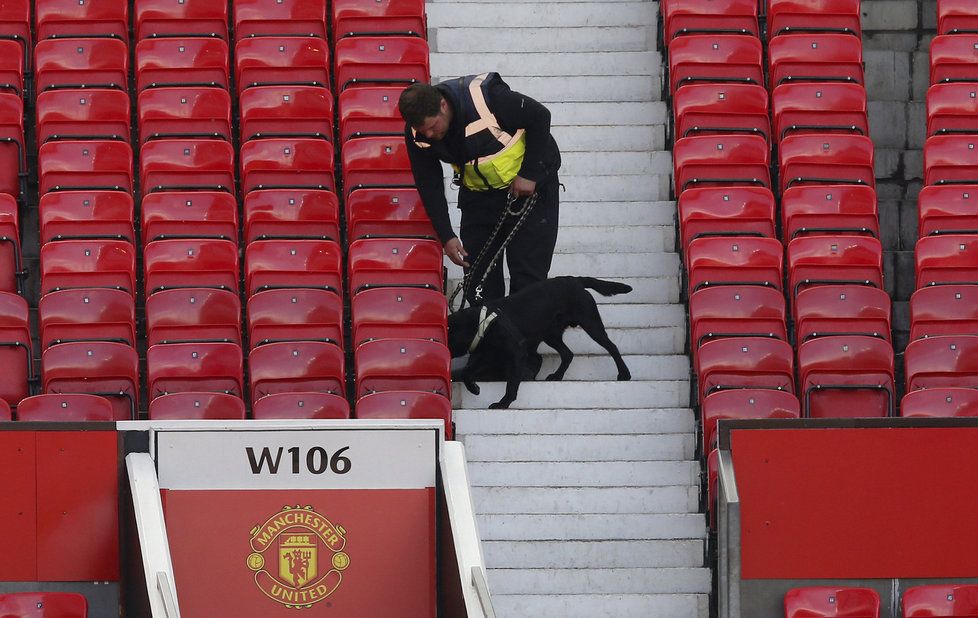 Lidé museli stadion rychle opustit, pak jej prohledávali policisté se psy.