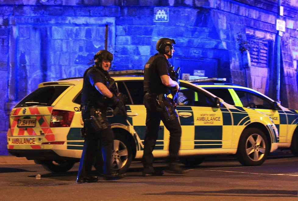 Při výbuchu v koncertní hale v Manchesteru zemřelo nejméně 19 lidí.