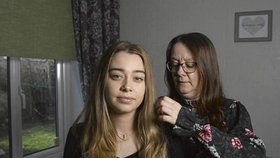 Amelia byla při loňském teroristickém útoku v Manchesteru vážně zraněná, na fotografii je se svou matkou.