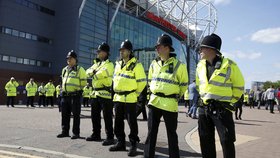 Policisté u stadionu Olf Trafford
