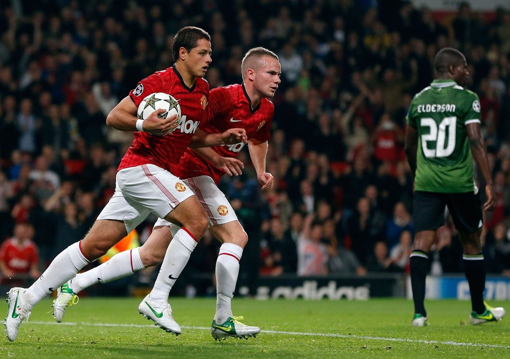 Chicharito s míčem v ruce pospíchá. To teprve snížil na 1:2.