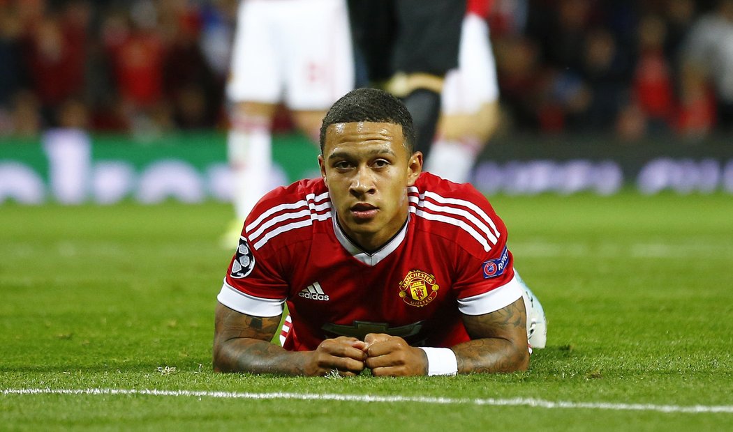 Memphis Depay po spálené obří šanci, po které mohl vstřelit svůj třetí gól do sítě Brugg.