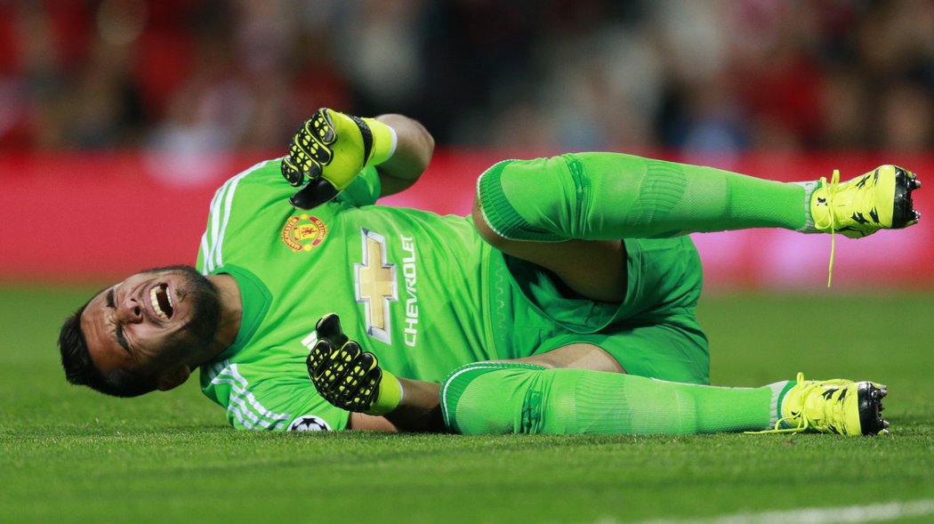 Brankář Manchesteru United Sergio Romero v bolestech.