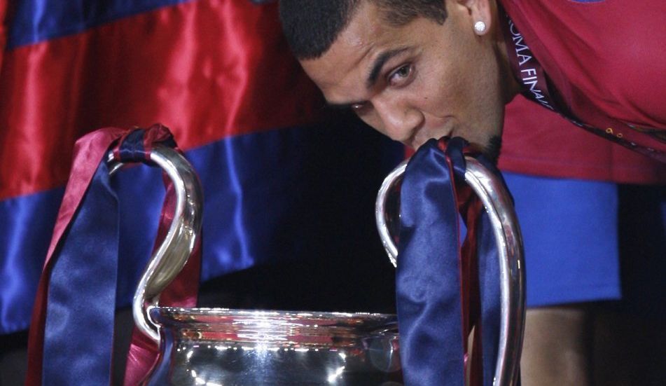 Dani Alves z FC Barcelona bozkáva trofej pre víťaza Ligy majstrov.