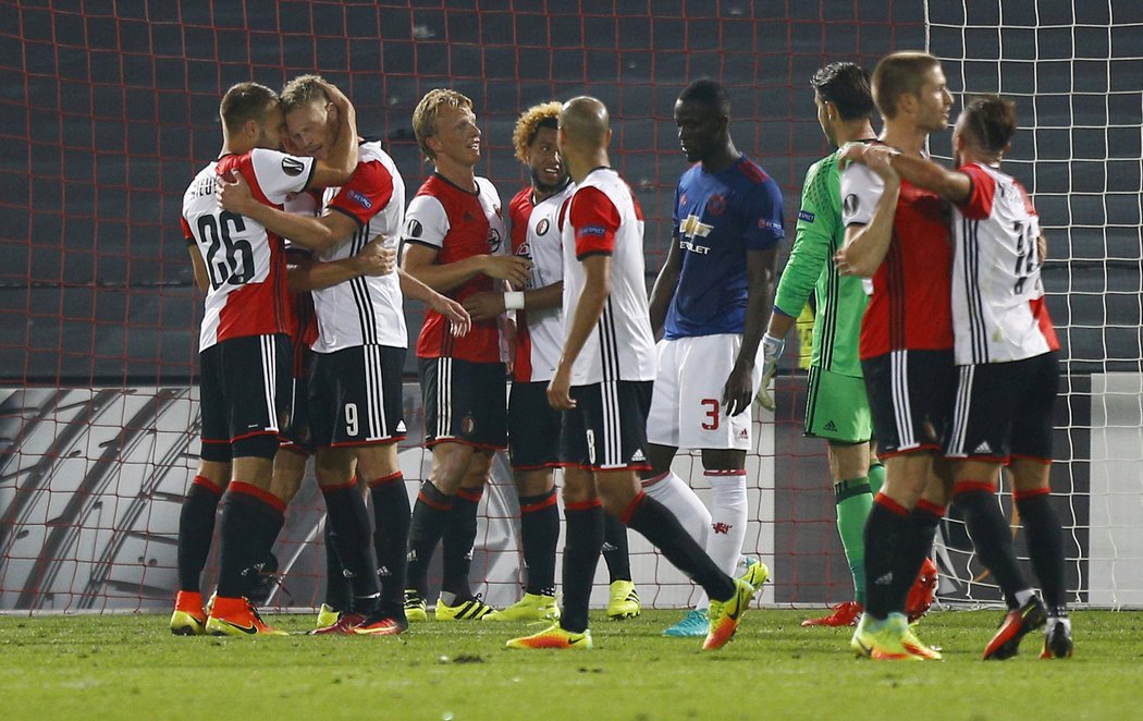 Fotbalisté Feyenoordu slaví vítězství nad Manchesterem United