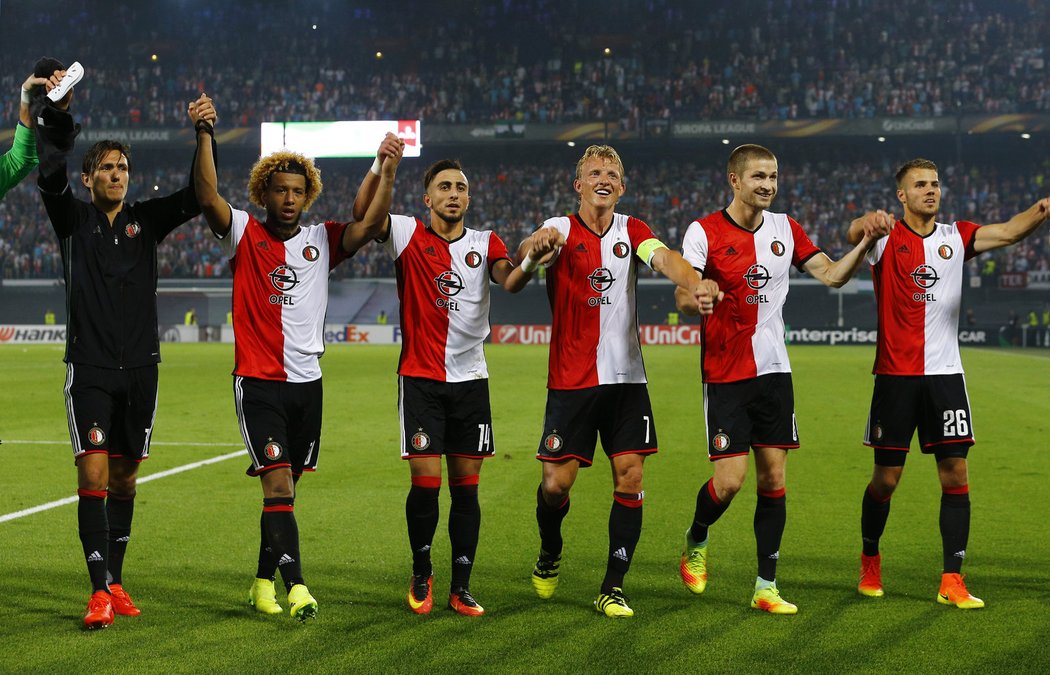 Fotbalisté Feyenoordu slaví vítězství nad Manchesterem United