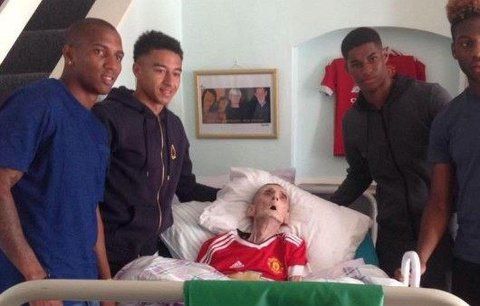 Dojemné gesto! Fotbalisté z Manchesteru United navštívili umírajícího fanouška