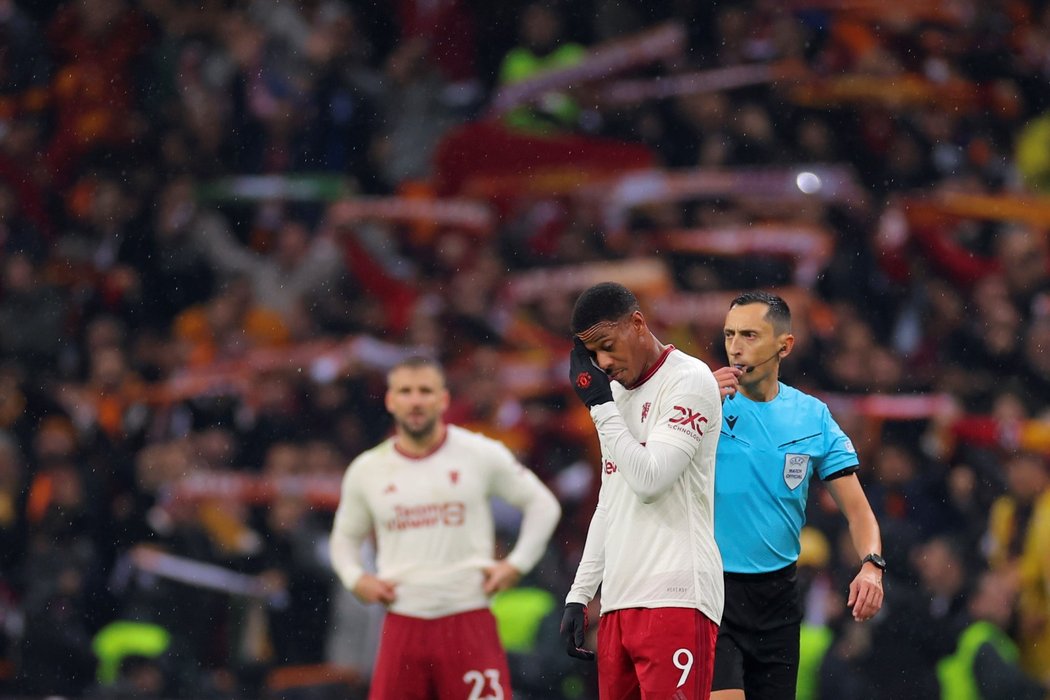 Zklamaní hráči Manchesteru United po remíze s Galatasarayem