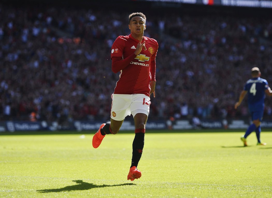 Záložník Manchesteru United Jesse Lingard slaví gól proti Leicesteru