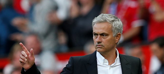 Trenér Manchesteru United José Mourinho musí být se startem sezony spokojený
