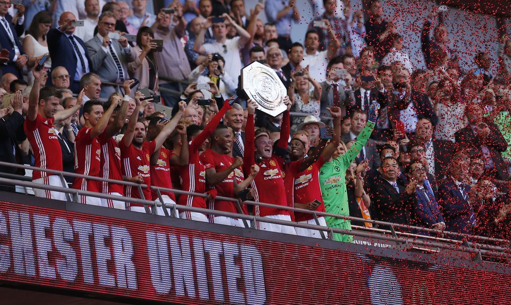 Fotbalisté Manchesteru United slaví zisk titulu z Community Shield